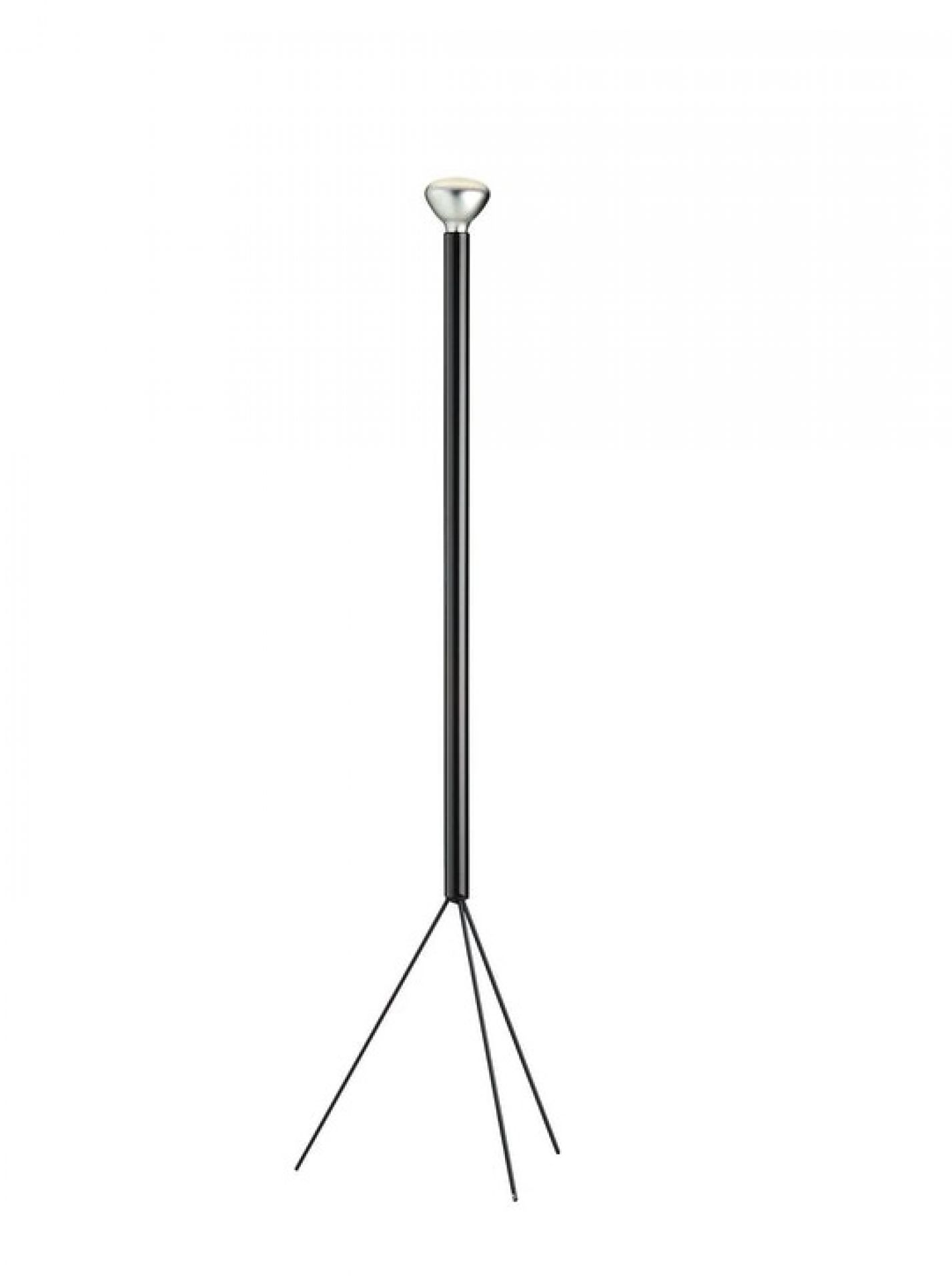 Anthrazitfarbene Luminator Stehleuchte von Flos, minimalistisches Design mit schlankem Standfuß und hellem Leuchtkopf.